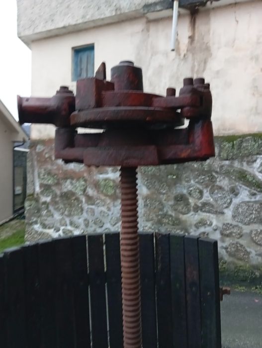 Prensa de vinho antiga em pedra