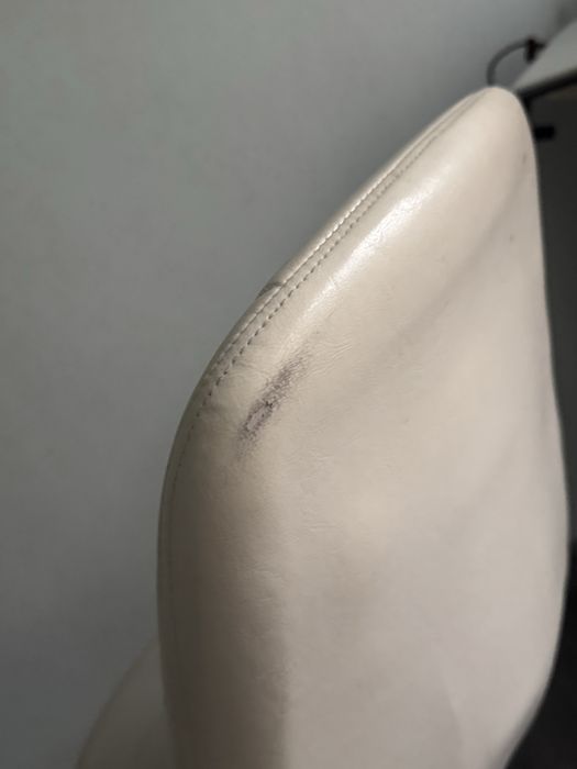 Барний стул білого кольору