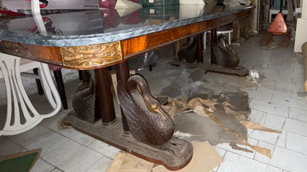 Mesas de jantar com tampo de mármore e mesas em pedra