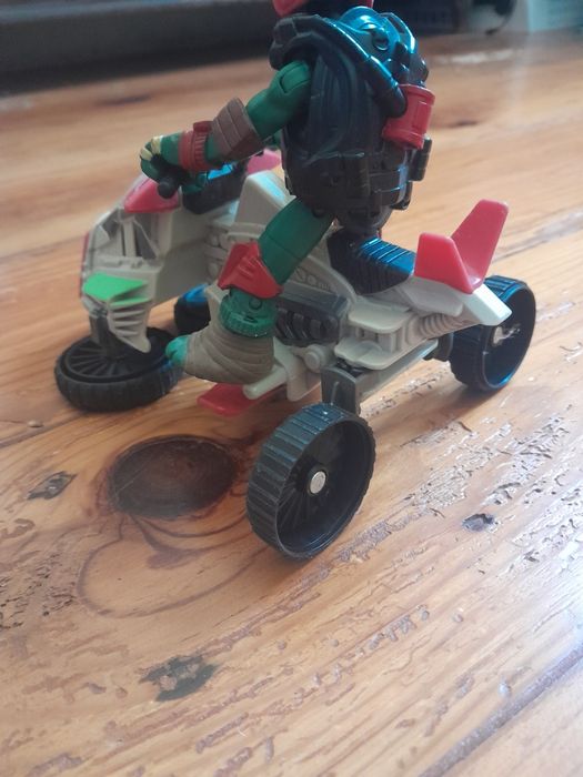 Tartarugas ninjas com mota voadora e vilão