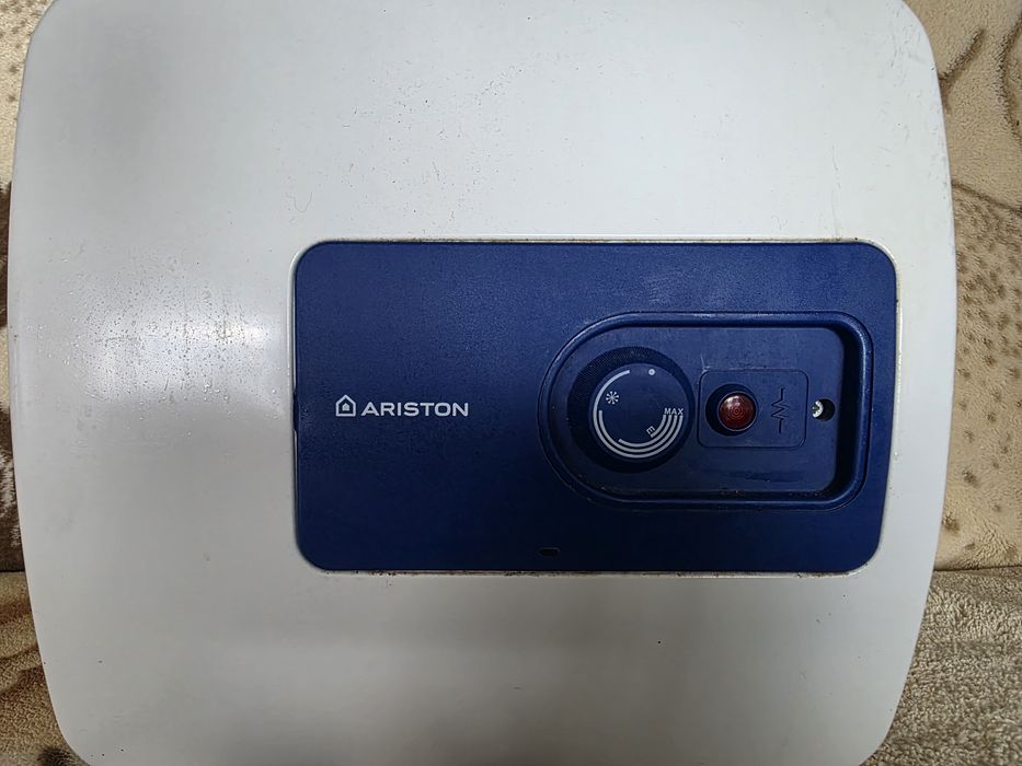 Продам водонагреватель Ariston (15 литров) (Течет)