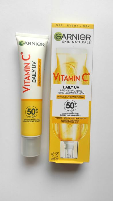 Rozświetlający fluid SPF50 Garnier Vitamin C - Invisible/niewidoczny