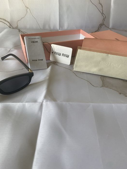 Óculos de sol pretos da MiuMiu