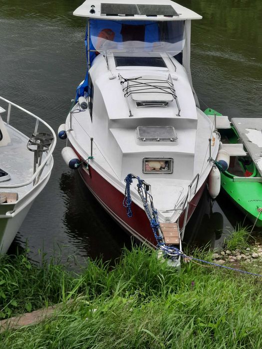 sprzedam  Łódź kabinową Jacht po remoncie w 2020r nie potrzeba patentu