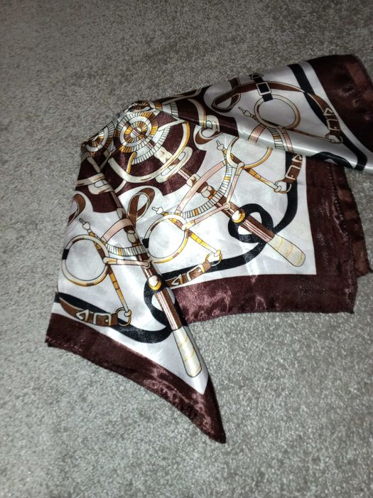 Nowa satynowa chusta / apaszka 50x50 cm – stylowy dodatek