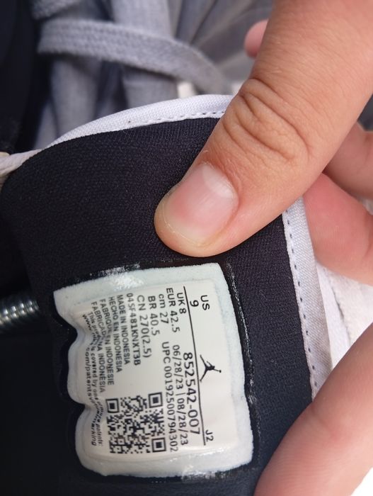 Vendo sapatilhas Nike Air Jordan 1 Mid SE Black/White/Gold. Tamanho 42.5