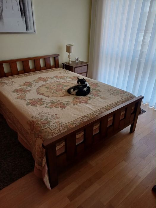 Cama com estrado e colchão