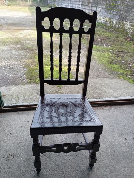 Lote de mesas e cadeiras