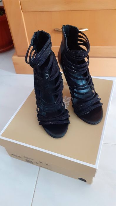 Sandálias pretas Salto Alto às tiras ( ALDO )