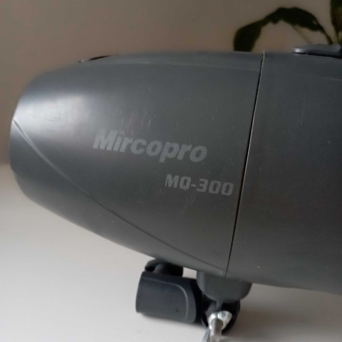 Фото спалах Mircopro MQ-300 і радіосинхронізатор.