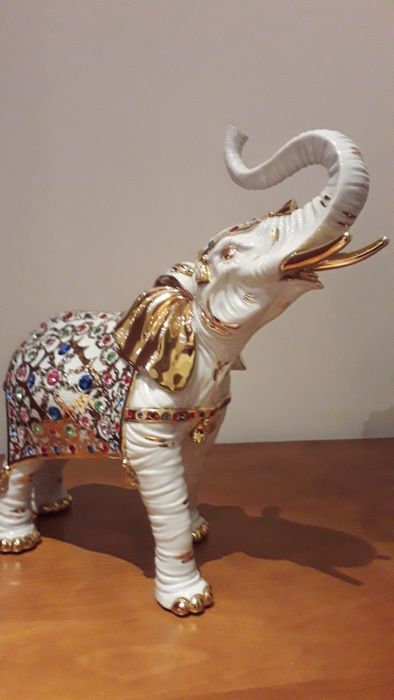 Lindíssimo elefante em porcelana