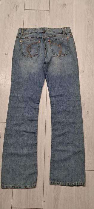 Продаж жіночих джинсів