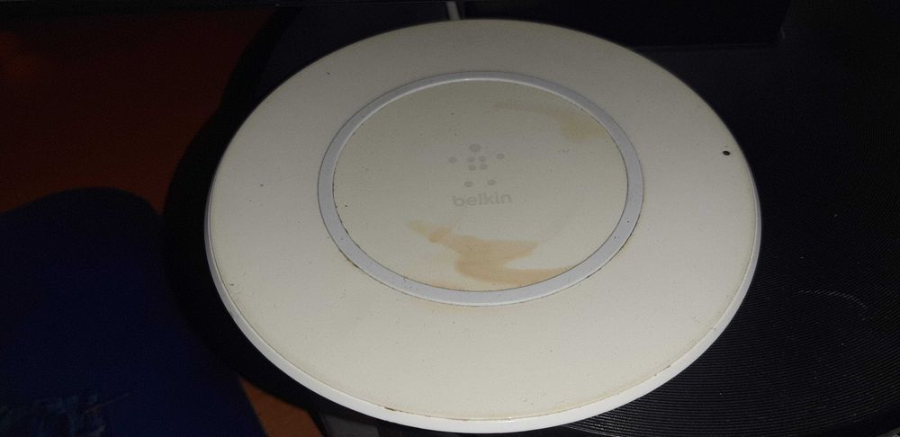 Беспровідна зарядка Belkin F7U027 з блоком живлення в комплекті