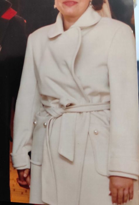 Płaszcz biały z perłami