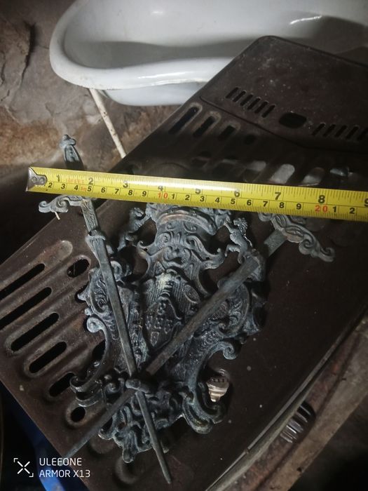 Antigo brasão em metal