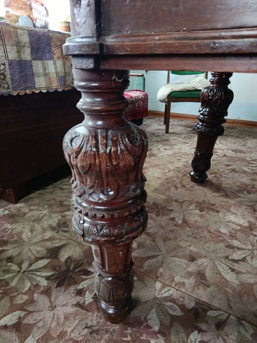 Продам старинный раздвижной стол ручной работы.