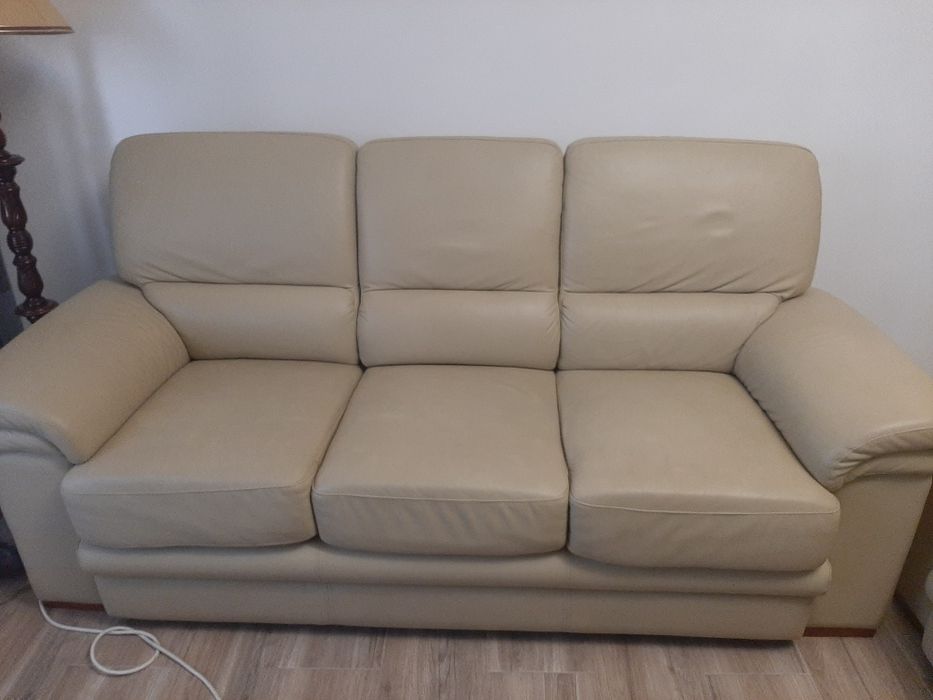 Sofás em pele. Um de 2 lugares outro de 3. Coe bege.
