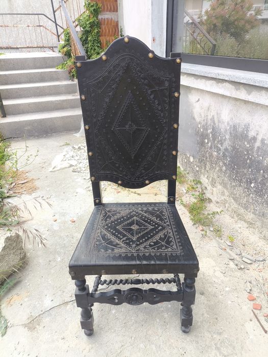 Cadeira vintage estilo espanhol colonial em couro lavrado e madeira