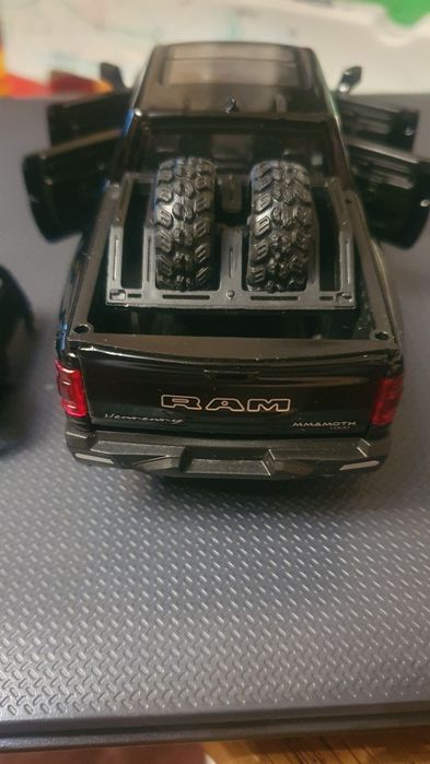 Машинки металлическая Doodge Ram модель 1:32