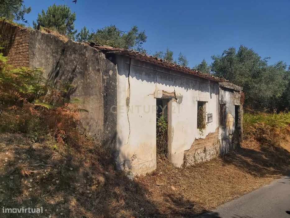 Terreno com casa em ruinas na lagoa de Santa Catarina — Abiul, Leiria
