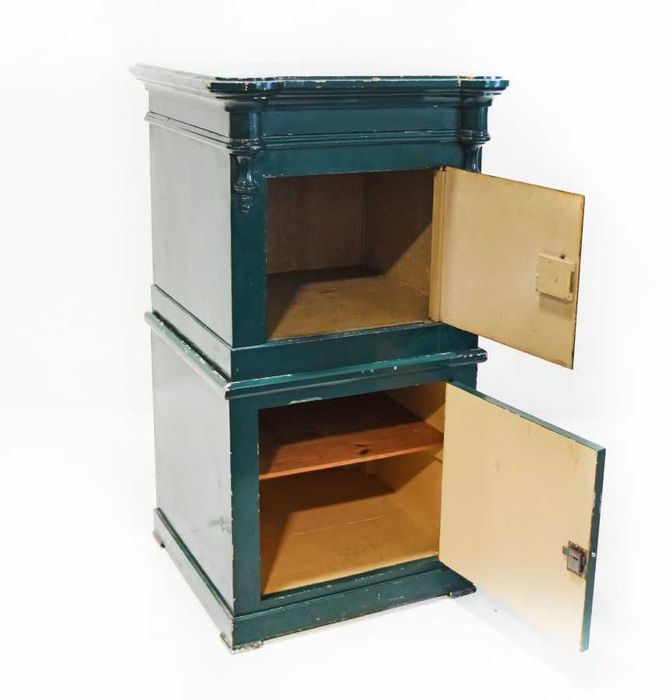 Cofre antigo em metal com base em madeira