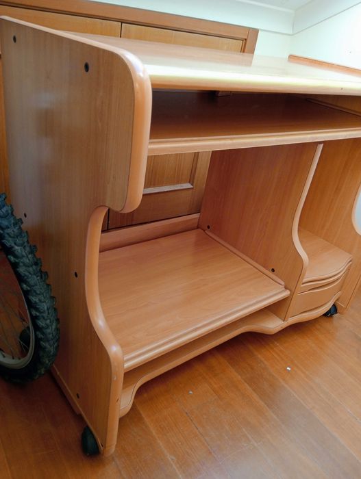 Secretária com prateleira deslizante e 2 gavetas