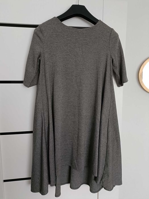 Sukienka w drobną pepitkę