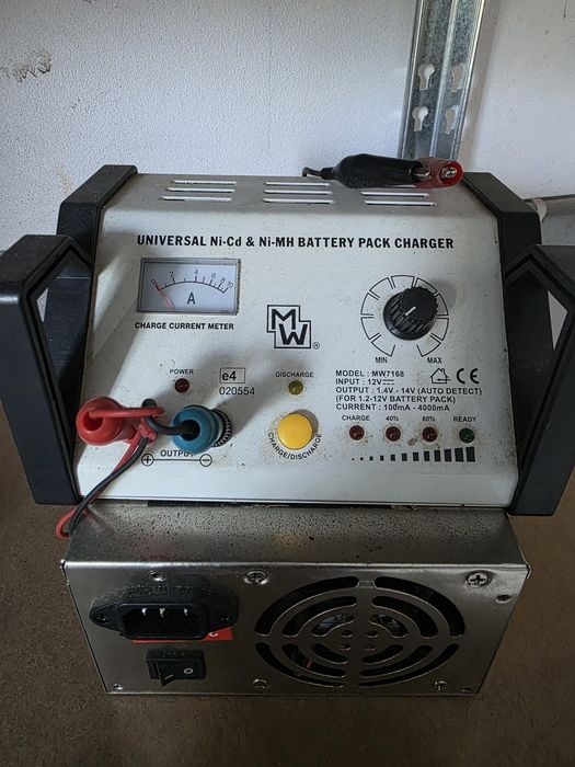 Carregador de baterias com fonte de alimentação