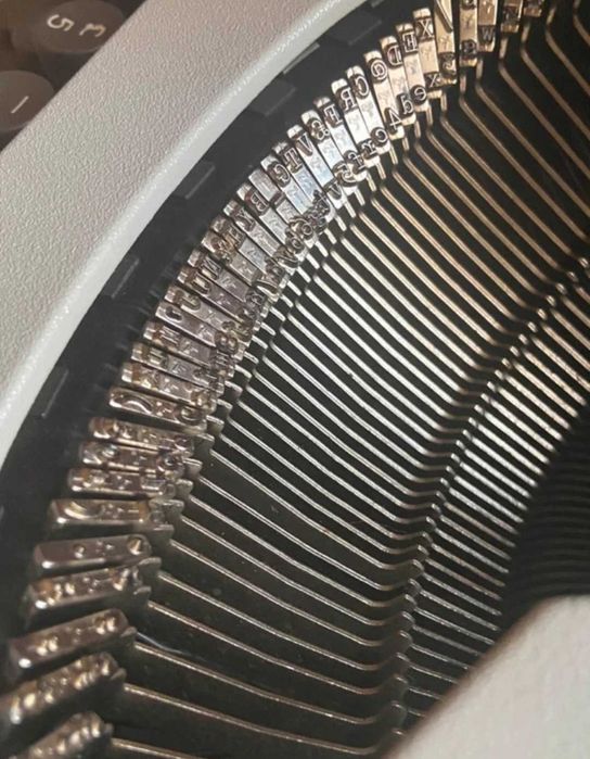 Máquina de escrever Olivetti Roma