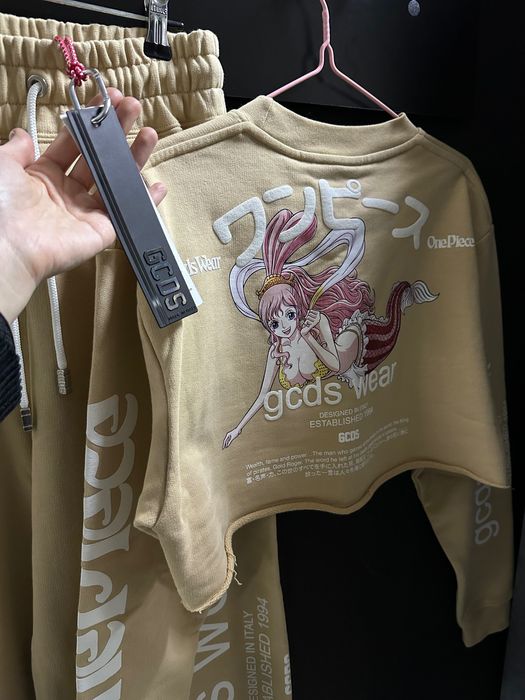 Бежевий костюм GCDS