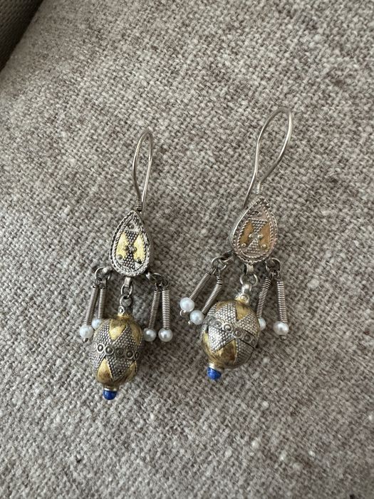 Brincos em prata, metal, perolas e pedras azuis