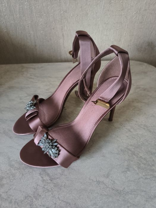 Босоніжки святкові на 38 розмір