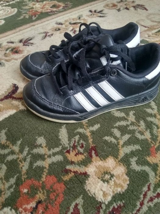 Кросовки Адідас розмір 32 гарний стан не потерті шкіра