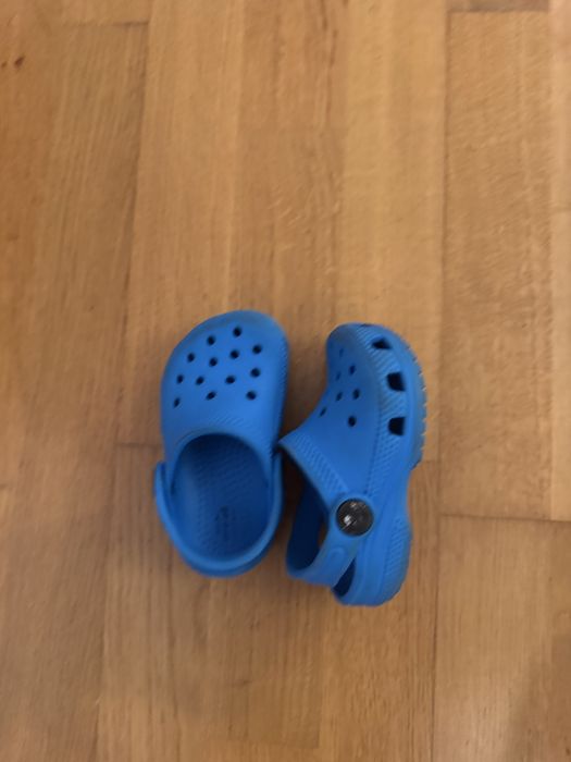 Crocs bebe azul claro