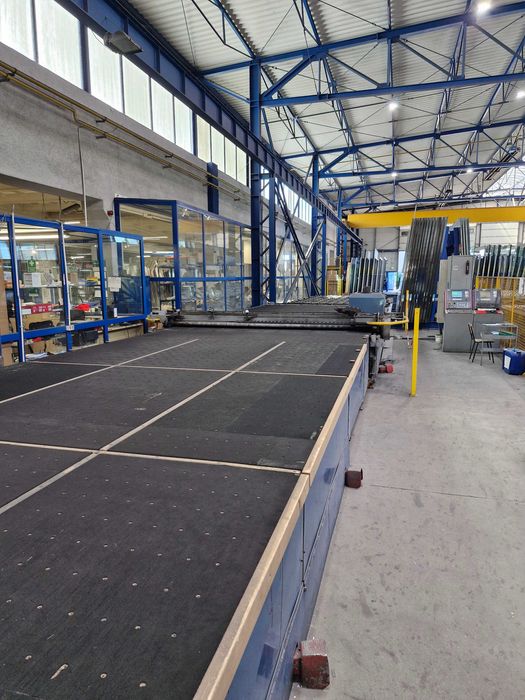 Stół do rozkroju szkła produkcji LISEC
