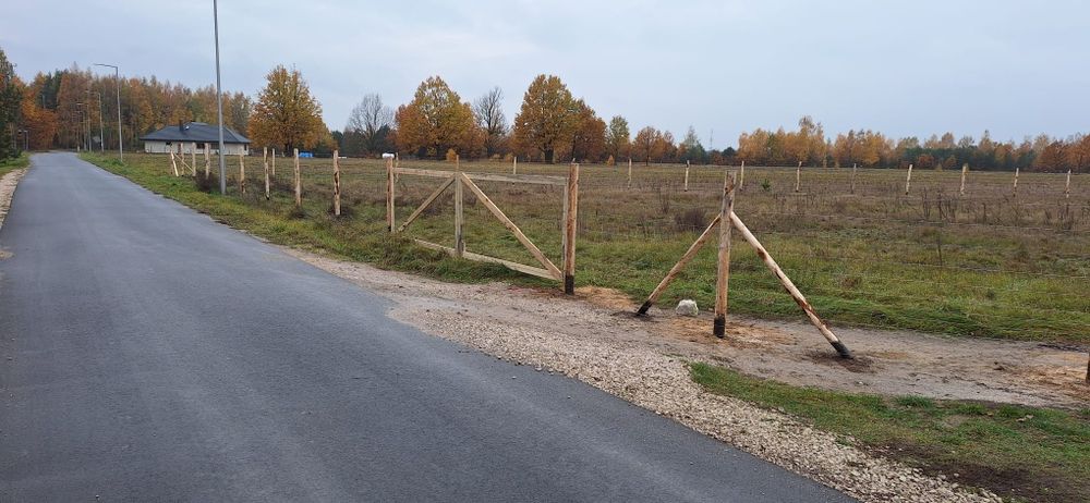Ogrodzenia tymczasowe + minikoparka – montaż i usługi