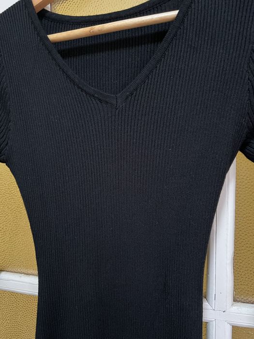 Сукня в рубчик з вирізом на нозі