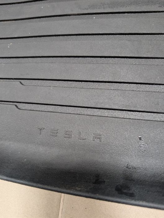 Комплект оригінальних гумових ковриків Tesla 3. З багажником