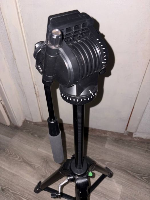 Продам 2 штативи для фотокамери .