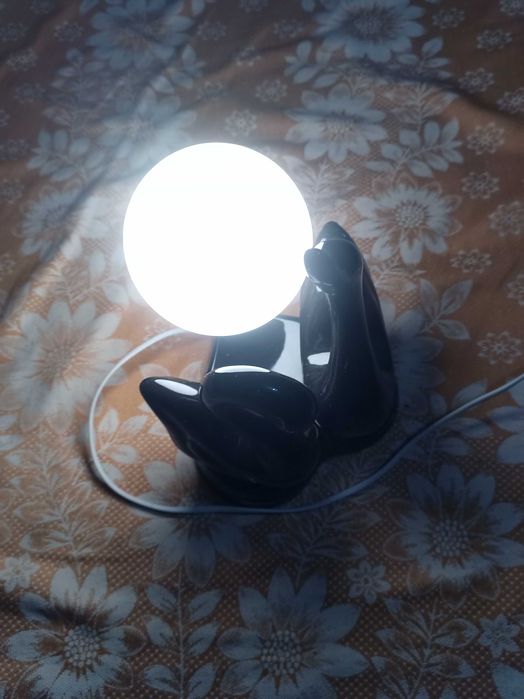 Настільна лампа зі статуеткою