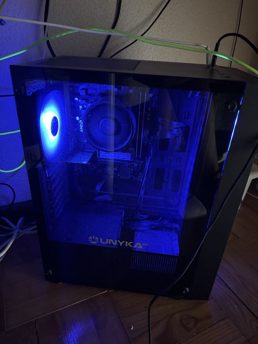 Pc muito pouco usado tem um 1ano mais o menos