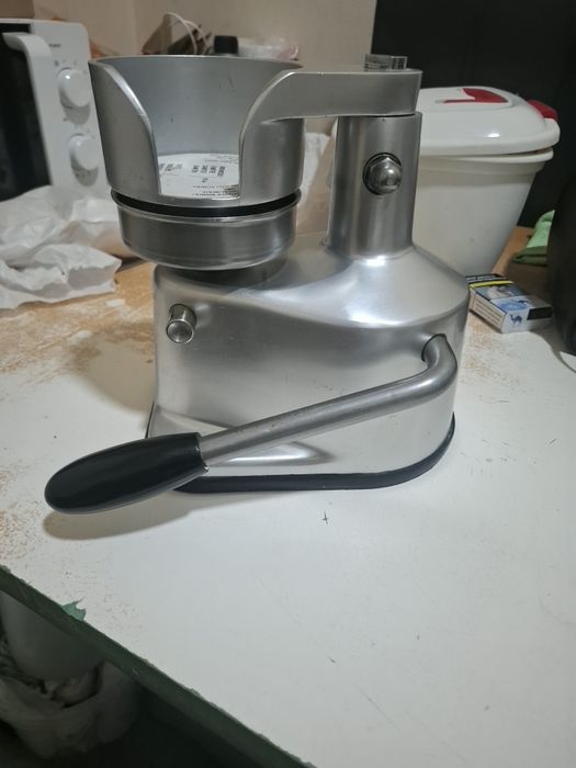 Máquina de picar industrial,  Maquina de hambúrgueres e uma mesa de talho