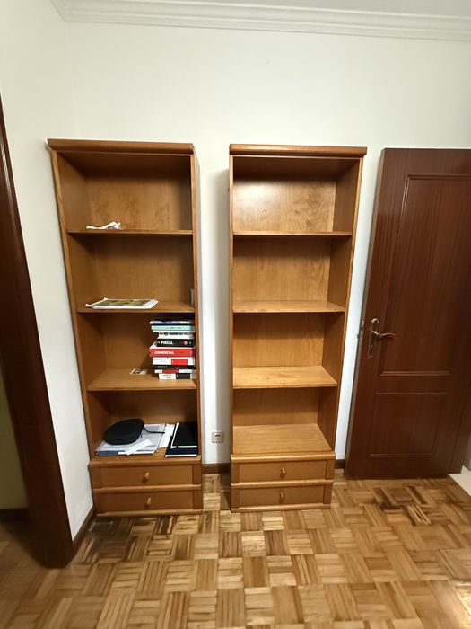 Duas estantes em bom estado e de bom material