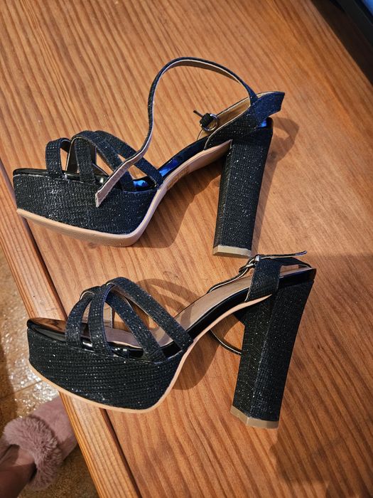 Sandálias pretas brilhantes