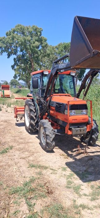 Tratror kubota cabinado com pa carregador frontal