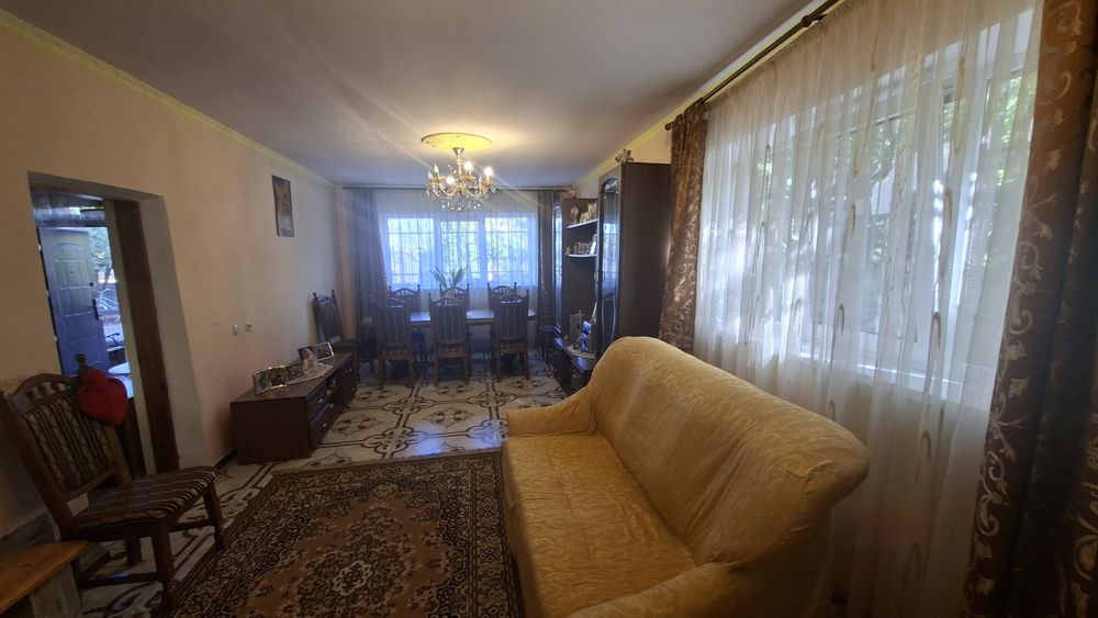 Продаж просторого будинку у передмісті  Івано-Франківська . Площа 235 м2. Земельна ділянка 25 соток. 2 Гаражі . Басейн. Комунікації. 15 км до міста
