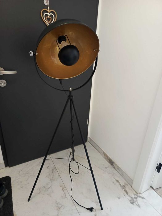 Industrialna lampa podłogowa na trójnogu czarna