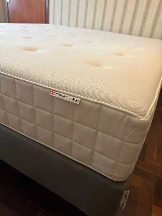 Cama Ikea de casal larga com colchão de molas ensacadas, como nova.