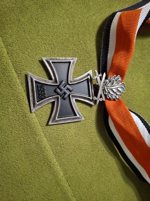 Krzyż Rycerski z liśćmi  dębu i mieczami