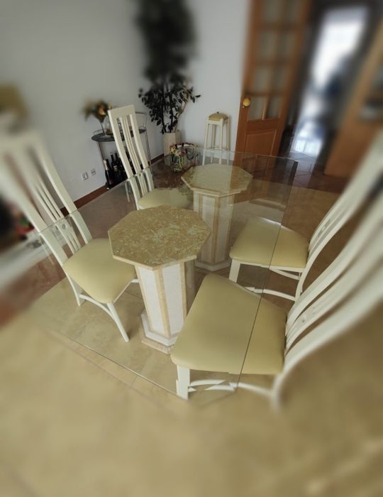 Mesa de Jantar com 4 cadeiras e 2 bancos de bar